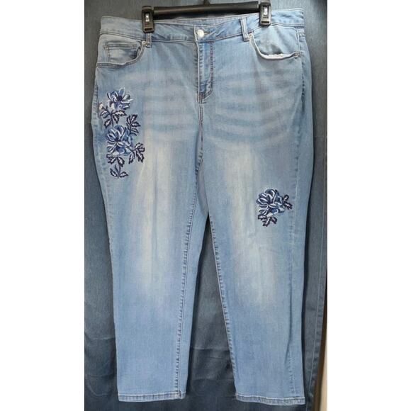Westport Women’s 16 W Boyfriend Blue Light Wash Embroidery Floral Jeans - Picture 1 of 9